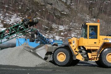 Steinar Skaansar i gul Volvo L120F