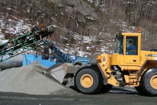 Steinar Skaansar i gul Volvo L120F