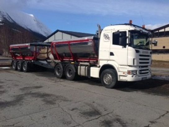 Hvit Scania R500 med asfaltbalje