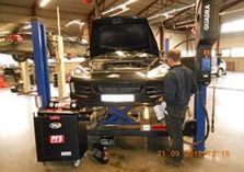 Automatservice på sort Porche Cayenne