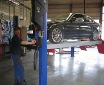 Sort BMW på verksted heises opp