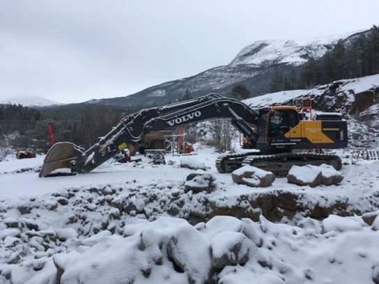 Gravemaskin Volvo EC 380 i arbeid om vinteren