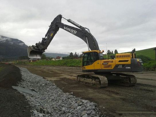 Volvo EC 380 Arild Øygard i arbeid på ny E6 på Fron