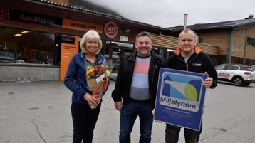 Mann holder Miløfyrtårn
